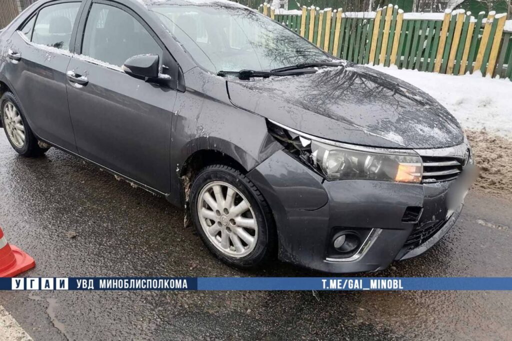 В Вилейке мужчина переходил дорогу вне пешеходного перехода: его сбила машина