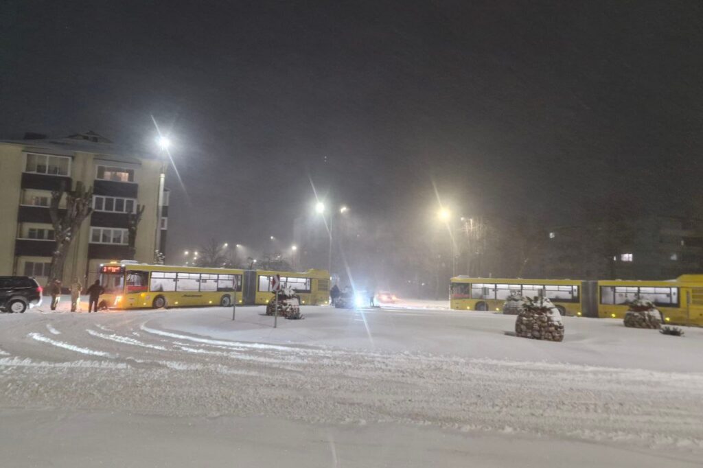 Прохожие помогли вытащить автобус в Солигорске