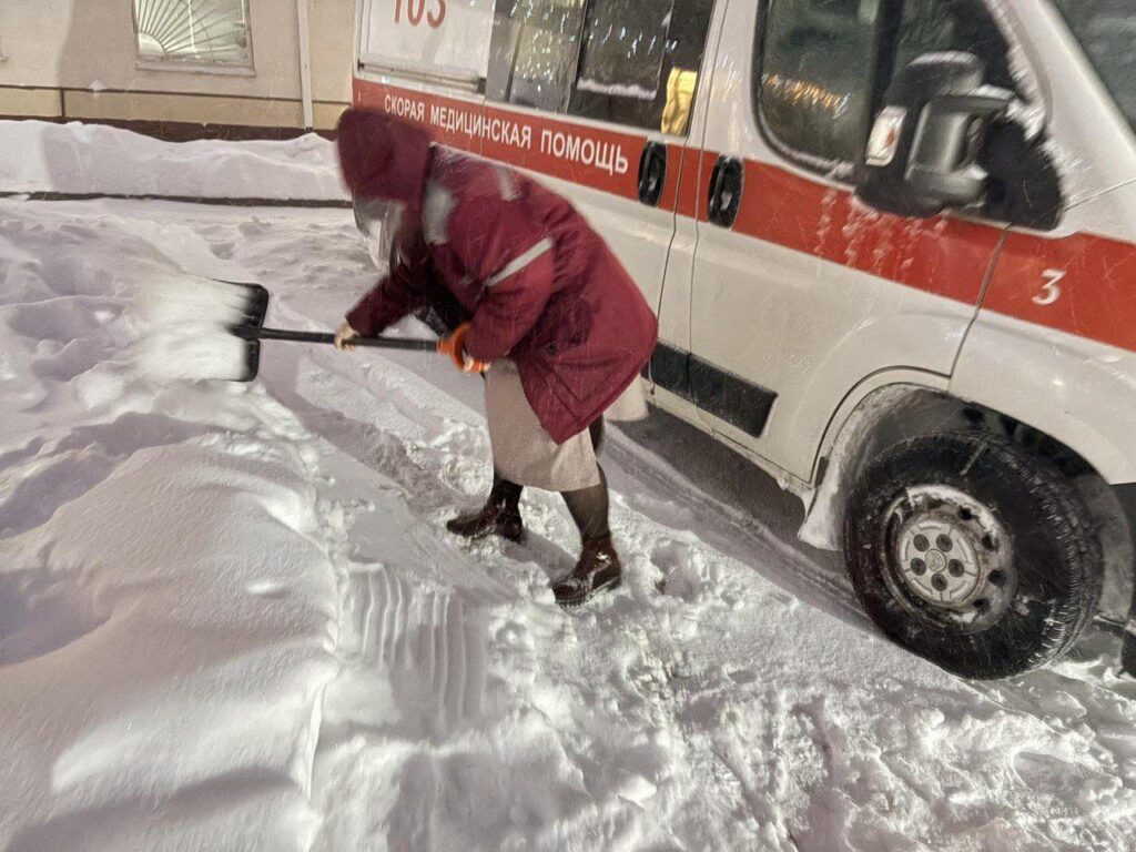 Медики всю ночь боролись со снежной стихией во время циклона Улли