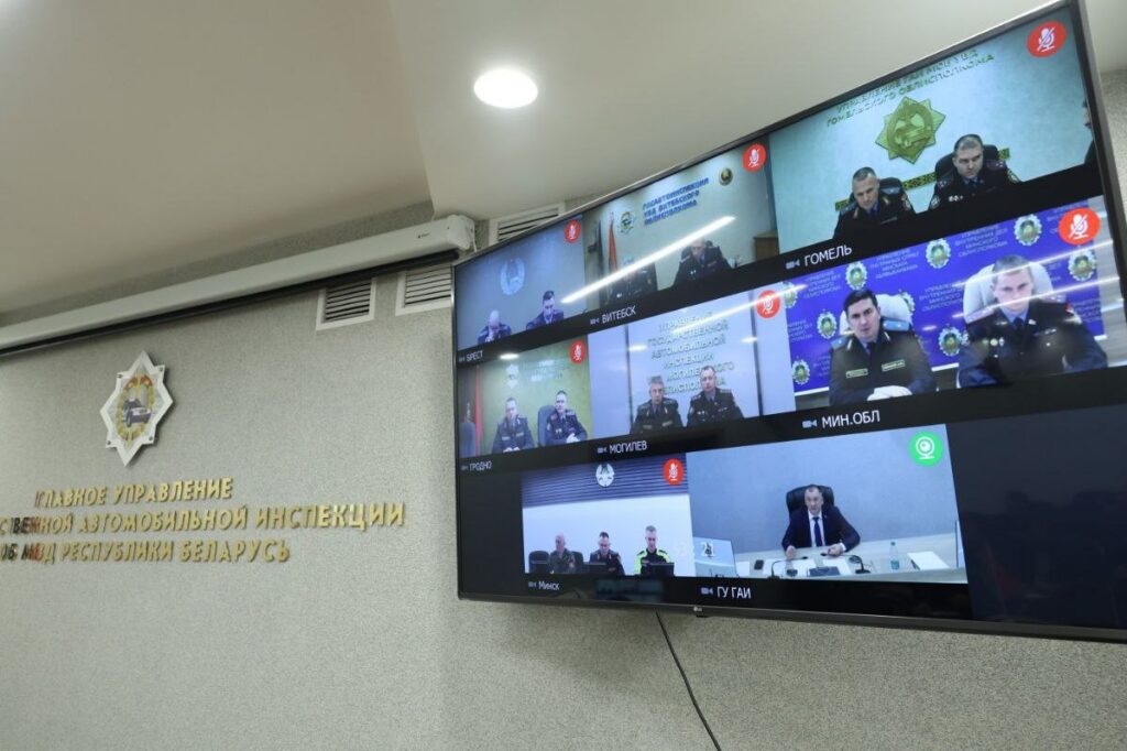 На дороги Беларуси выведут бронеавтомобили и вездеходы для уборки снега