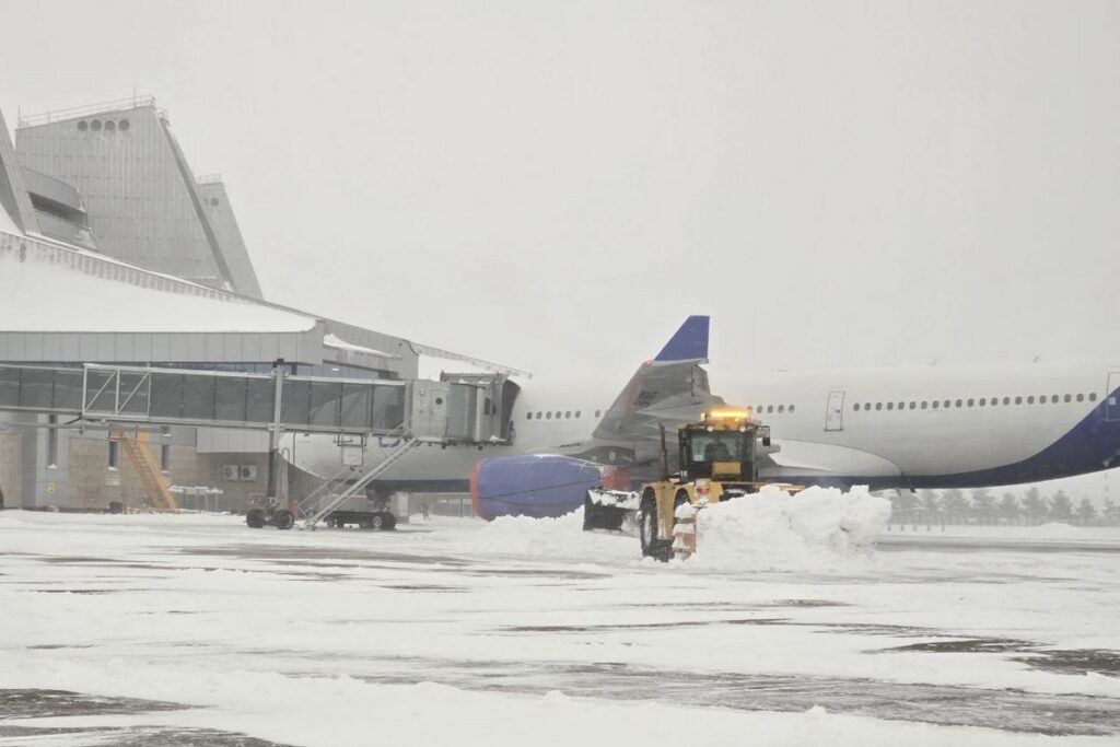 Снежный коллапс в Гомеле: три рейса «Белавиа» отменены, один самолет сел в Минске