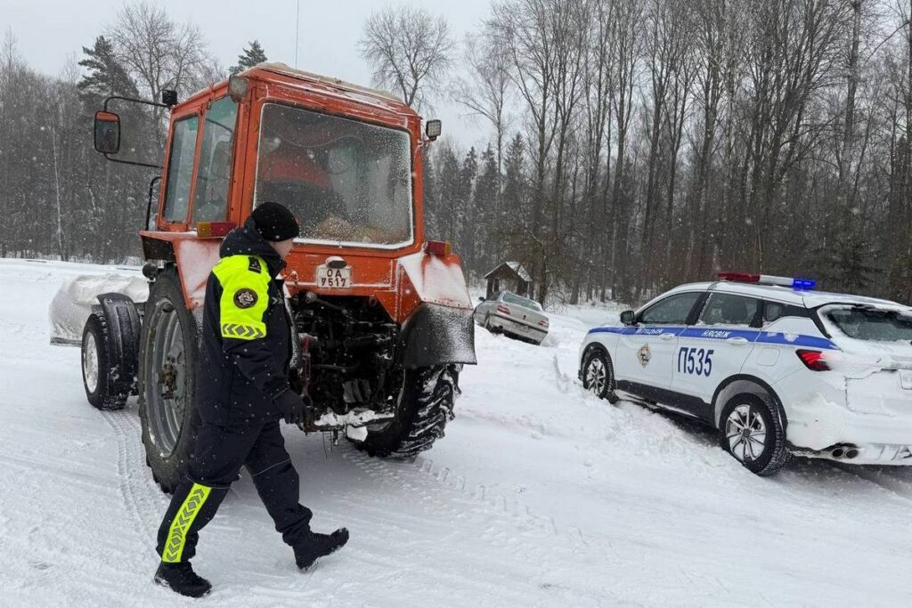 «Мы не могли их там оставить»: инспекторы ГАИ спасли мужчину с ребенком в метель под Несвижем