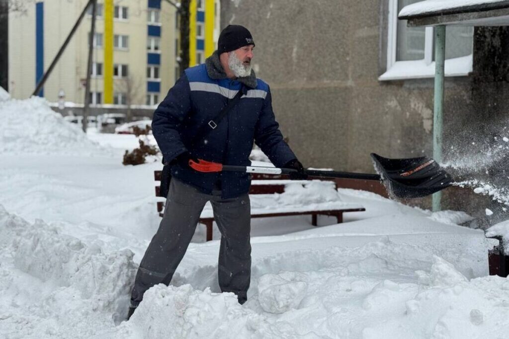 Не паниковать, а брать лопату: как сантехник из Лесковки помогает всему сельсовету после снегопада