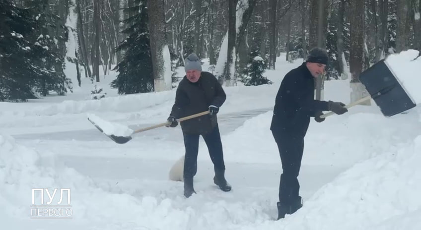 Лукашенко вместе с сыном вышел на расчистку снега после сильных снегопадов