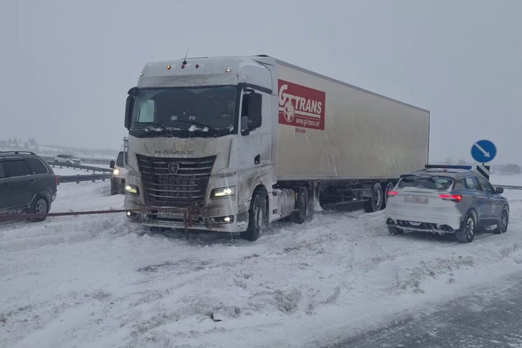 Снежный плен на кольцевой: как под Минском буксировали застрявшую фуру