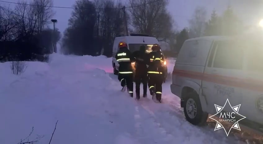 Спасатели вывели мужчину из горящей квартиры в Борисовском районе
