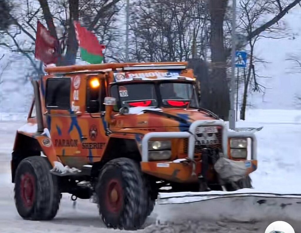 «Мужик — красава»: внедорожник «Фараон» из Марьиной Горки бесплатно чистит дороги и покоряет TikTok