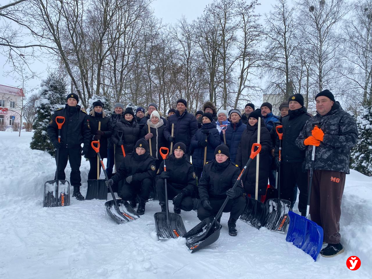 В Клецке убирают снег