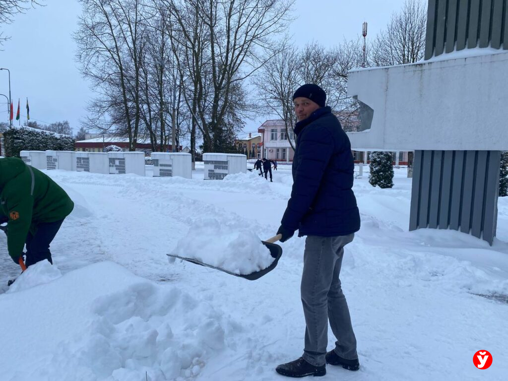 В Клецке убирают снег