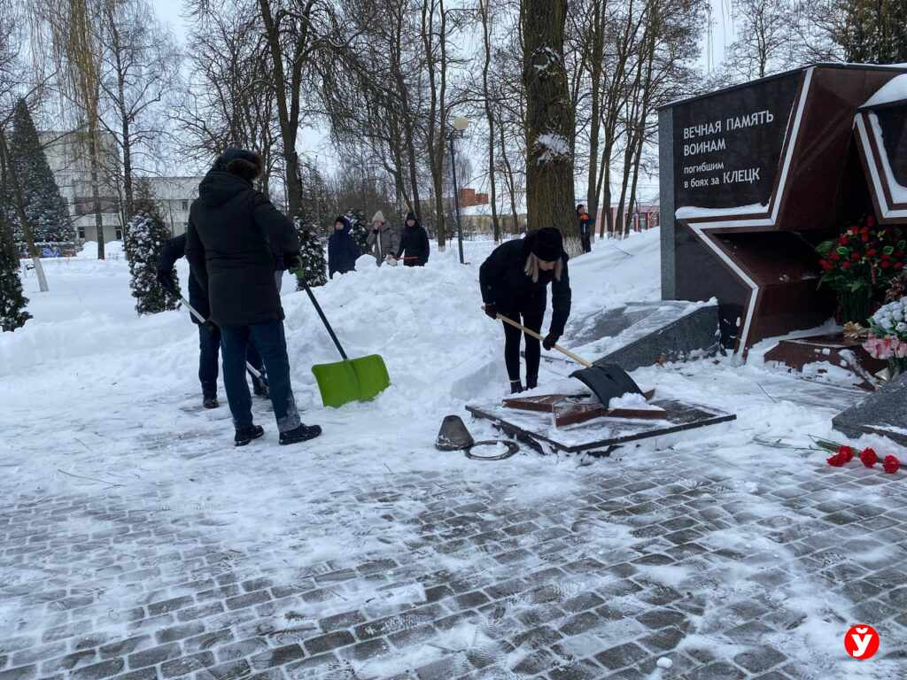 В Клецке убирают снег