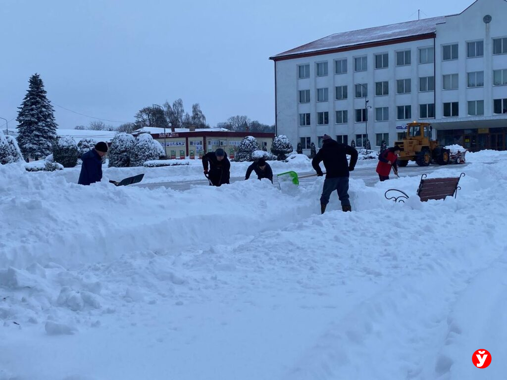 В Клецке убирают снег