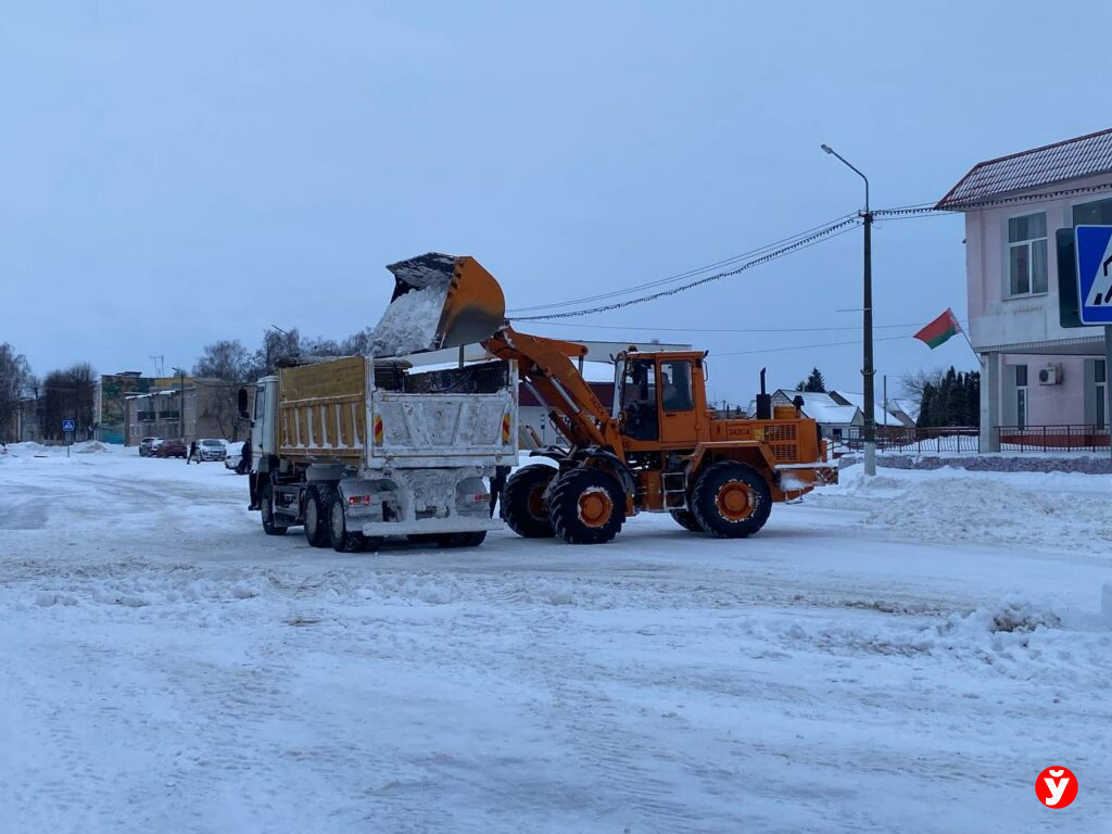 В Клецке убирают снег