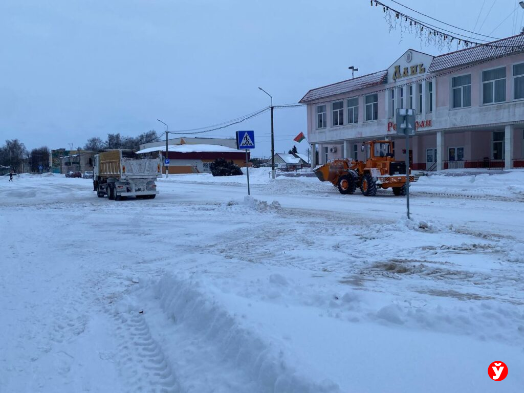 В Клецке убирают снег