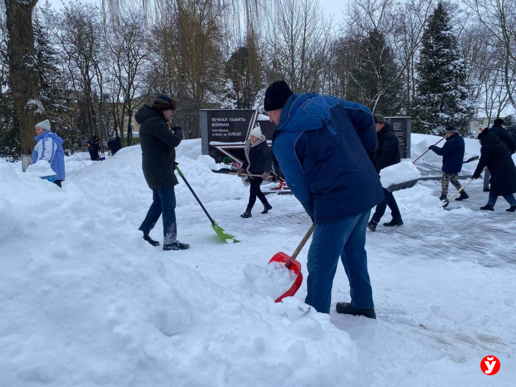 В Клецке убирают снег