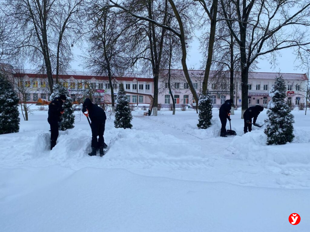 В Клецке убирают снег