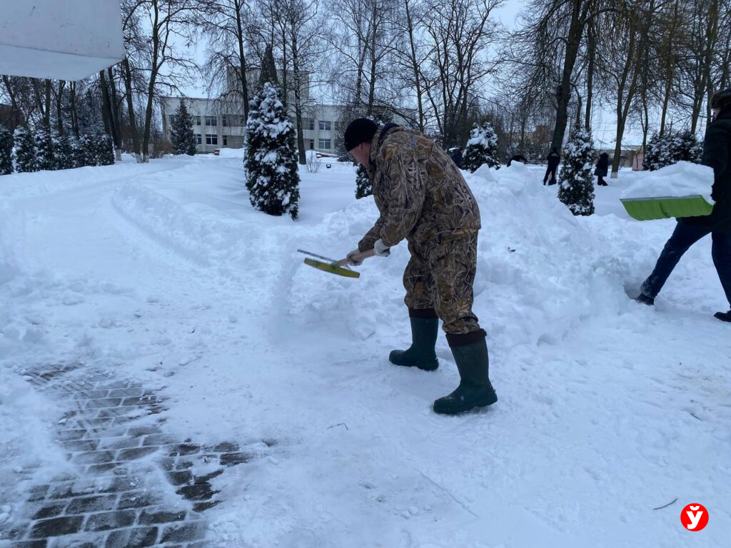 В Клецке убирают снег