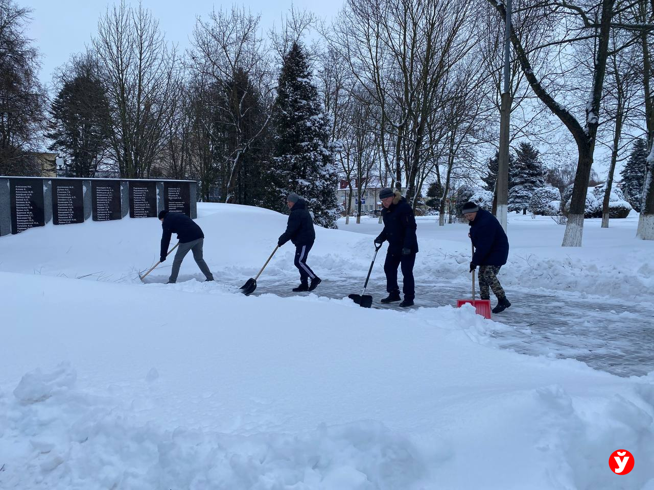 В Клецке убирают снег