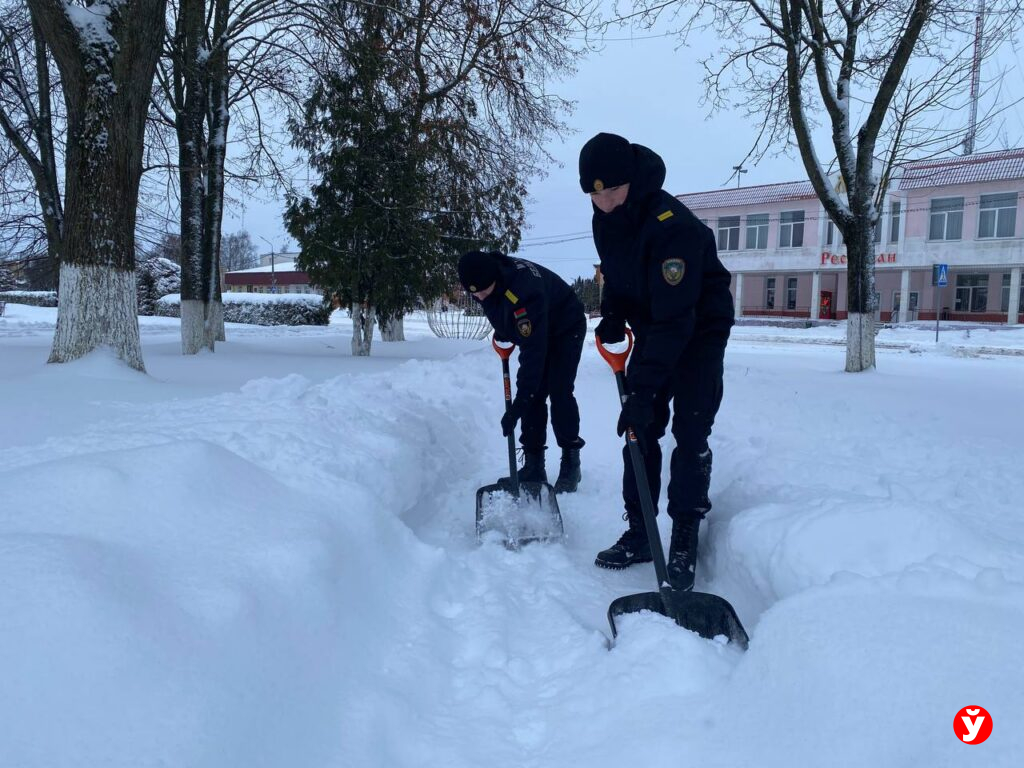 В Клецке убирают снег