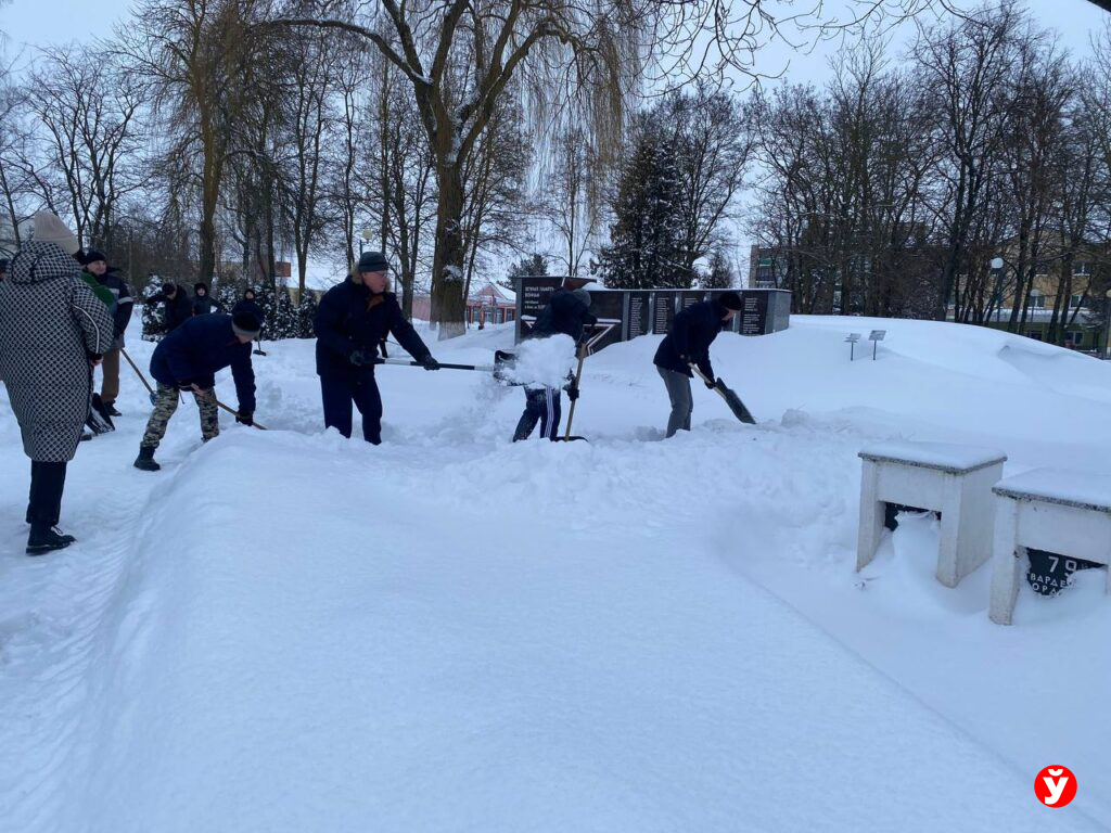 В Клецке убирают снег