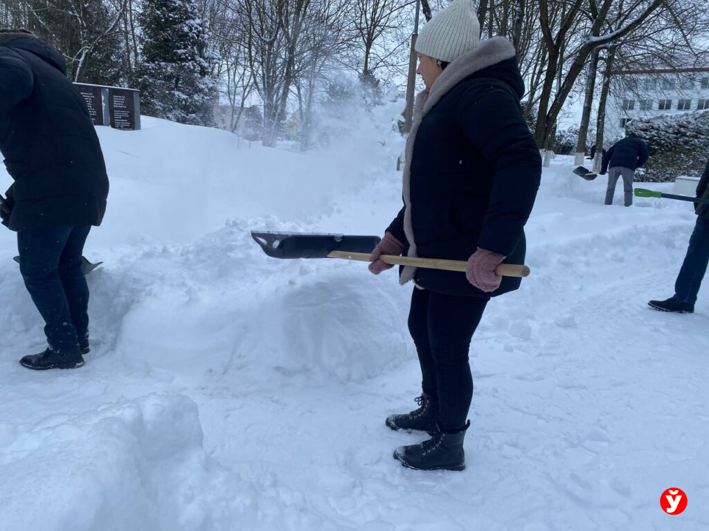 В Клецке убирают снег