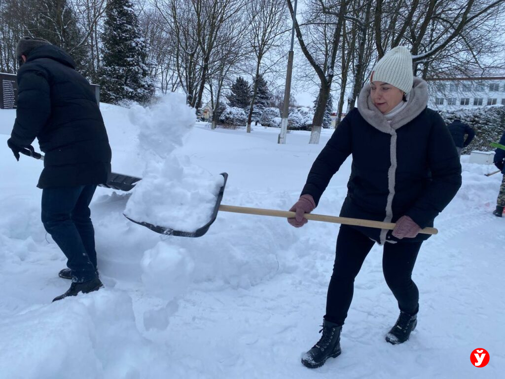 В Клецке убирают снег
