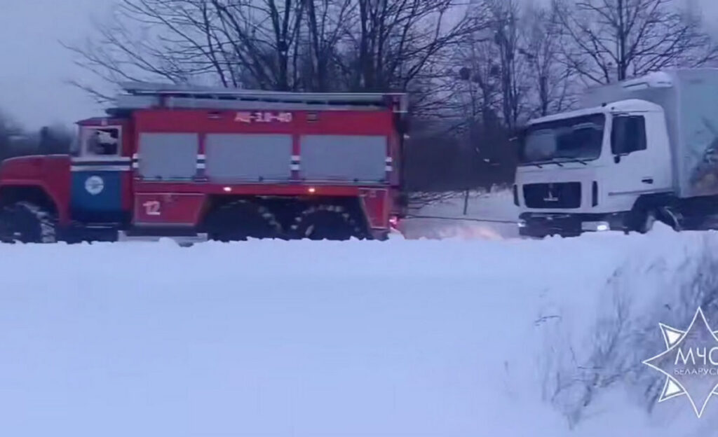 В Минской области сотрудники МЧС извлекли из снежных заносов 49 автомобилей за сутки