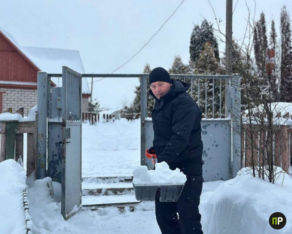 Кушнаренко и школьники расчистили двор 82-летнему пенсионеру из Минского района