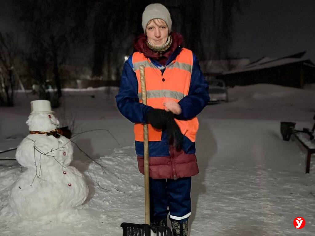 Провели один рабочий день с дворником из Воложина во время циклона «Улли»