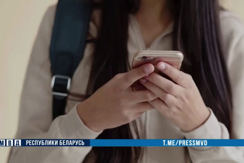 Мошенники выманили у минских школьниц 50 000 рублей — как запугивают детей