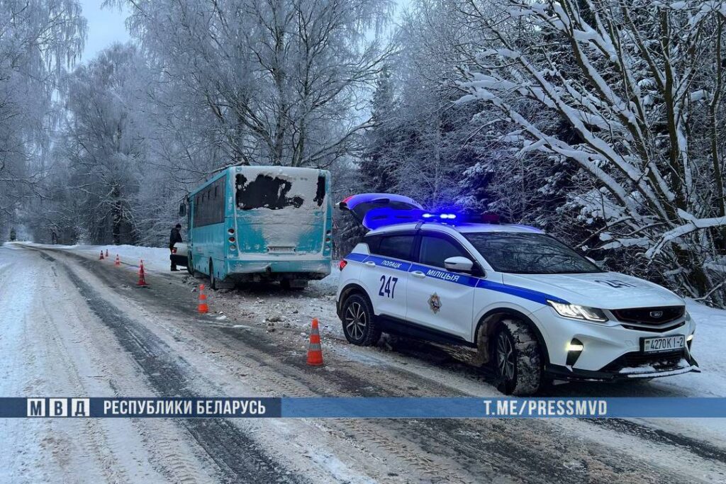 На трассе под Полоцком легковушка столкнулась с автобусом: двое погибли