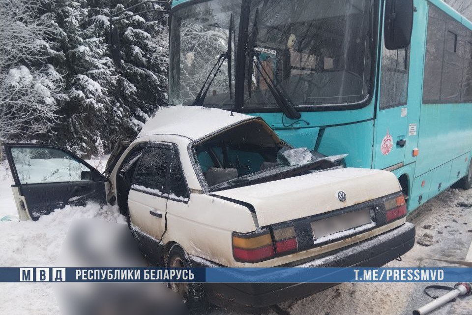 На трассе под Полоцком легковушка столкнулась с автобусом: двое погибли