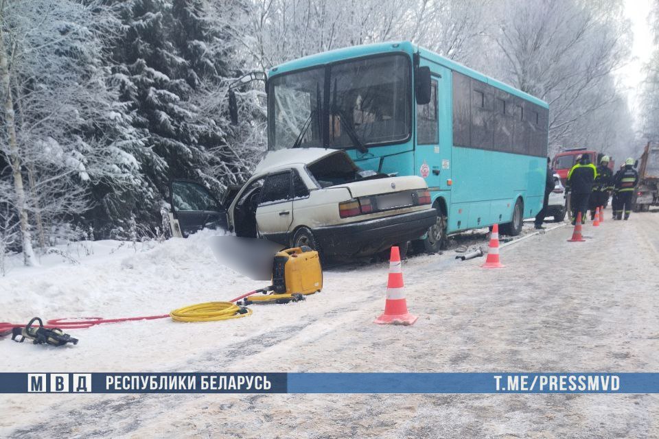 На трассе под Полоцком легковушка столкнулась с автобусом: двое погибли