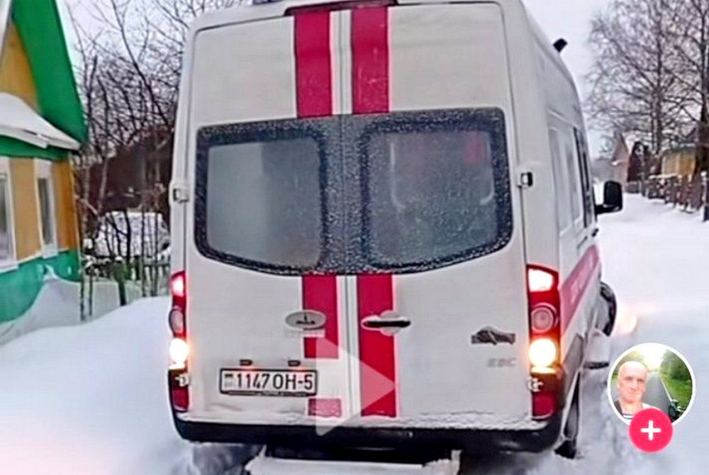 Скорая помощь застряла в снегу в Мядельском районе — видео вызвало споры в сети