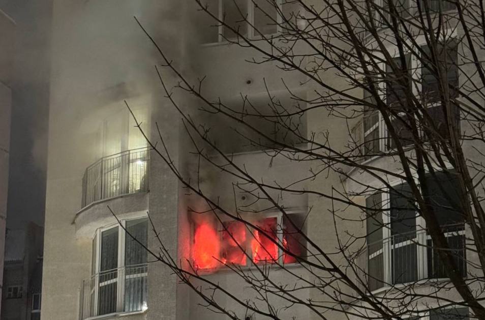 Пожар в Жодино: на проспекте Ленина загорелся балкон жилого дома