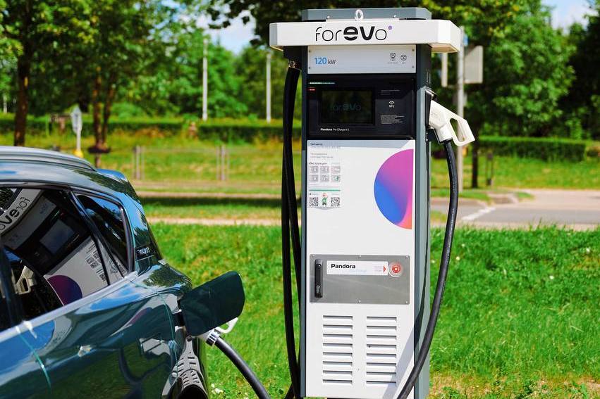 Плата за ленивых водителей: forEVo взыскивает 30 копеек за каждую минуту после зарядки