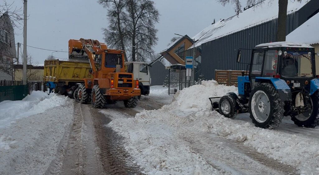 Техника и люди работают в усиленном режиме: как Минская область чистит дороги от снега