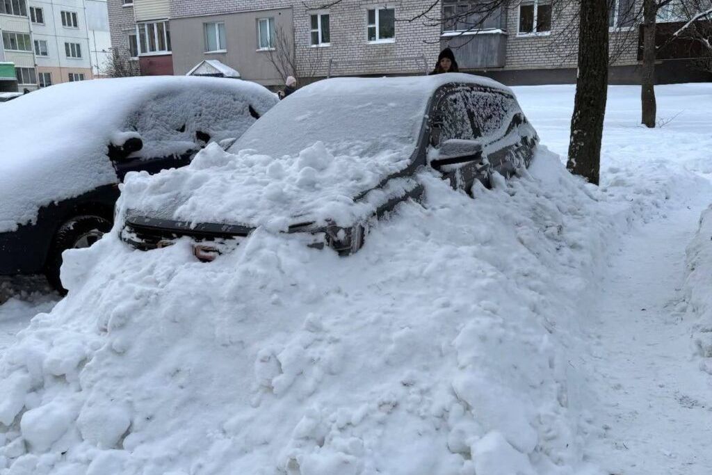 Парковочный «самосуд» в Боровлянах: взрослый и ребёнок засыпали чужую машину снегом
