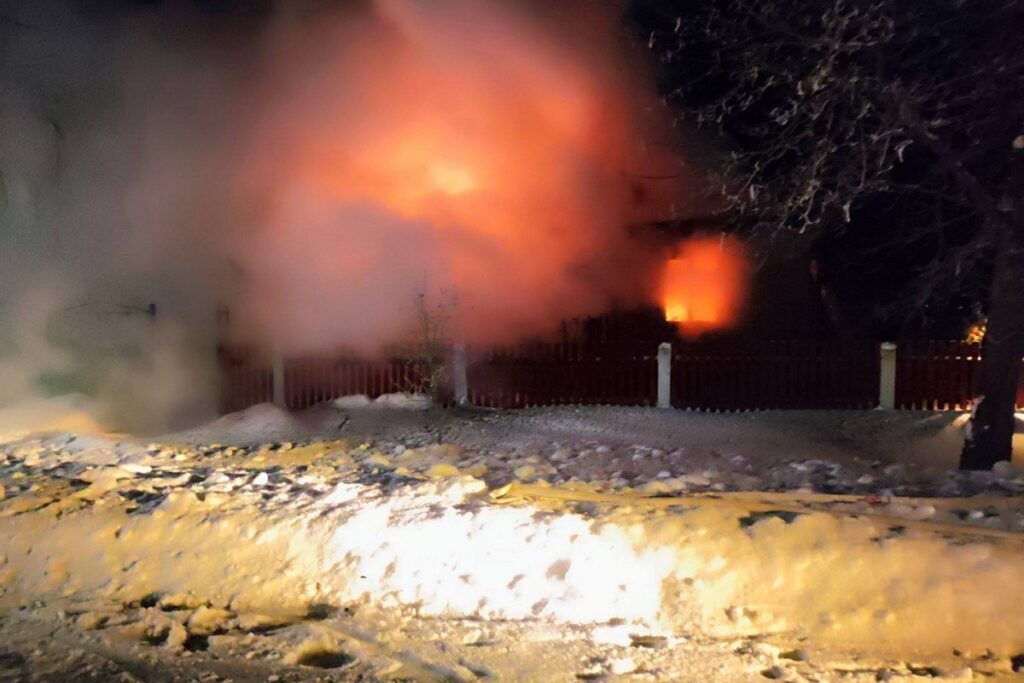 Пенсионер и его гость погибли при пожаре в деревенском доме под Копылем