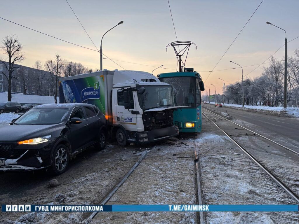 Столкнулся с трамваем и въехал в легковушку — в Минске на Долгобродской ДТП