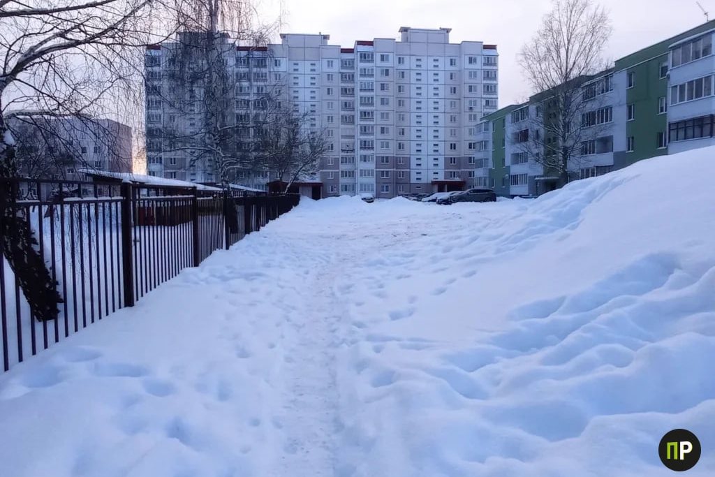 Взрослые с детьми на тюбингах сломали забор детского сада в Заславле