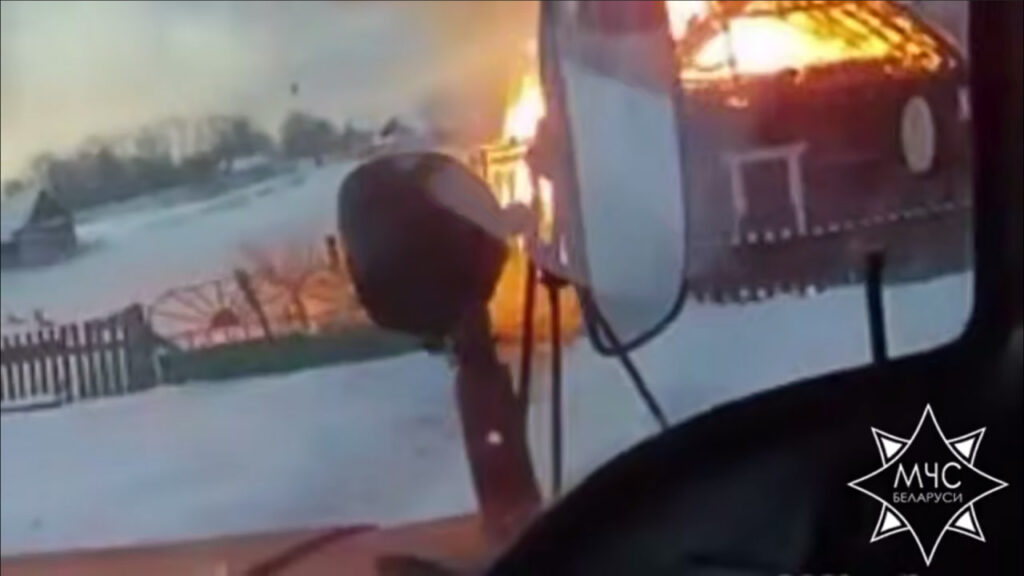 Семья спаслась из горящего деревянного дома в Любанском районе