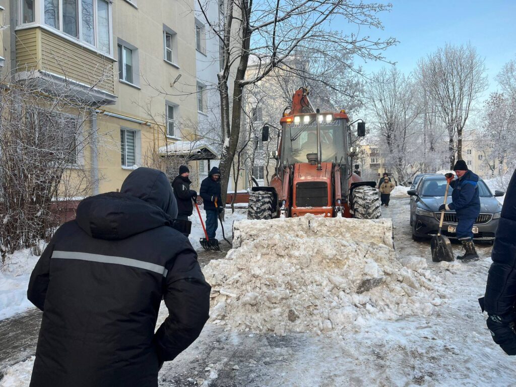 Почти 1700 коммунальщиков убирают снег в минских дворах