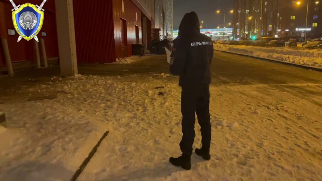 Подросток пострадала от упавшей глыбы снега с крыши Dana Mall — опасную зону не оградили