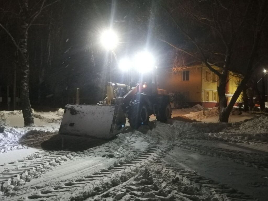 Ночью в Минской области почти 400 человек убирали снег