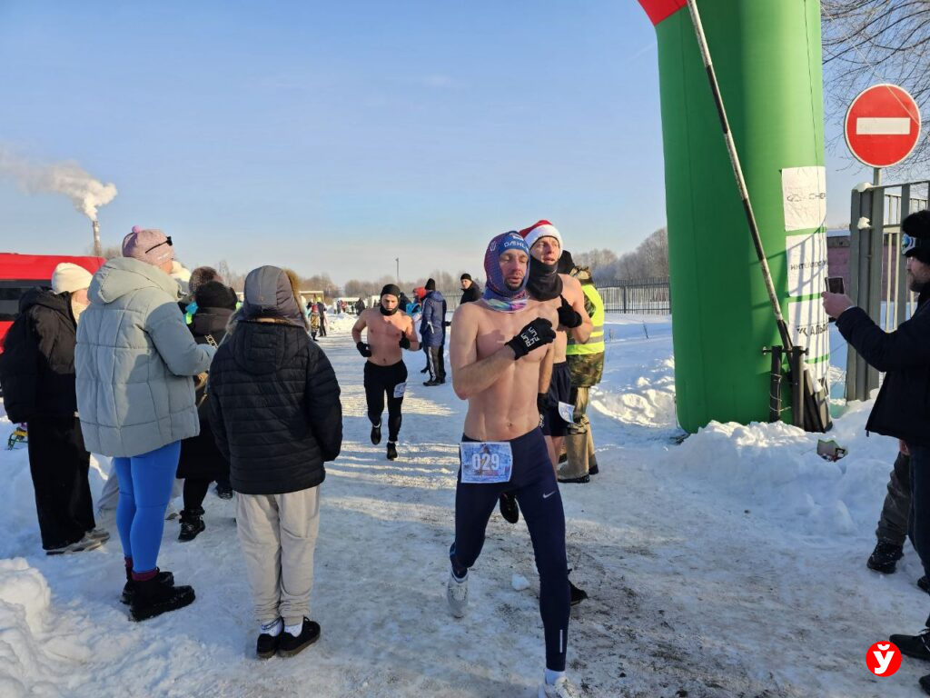 С голым торсом, в красных колготках. Бегуны-смельчаки Крещенского забега удивляли в Борисове