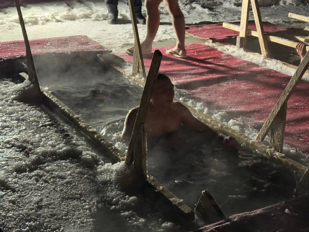 В Минской области верующие начали окунаться в проруби