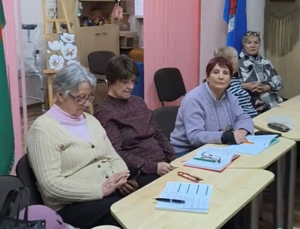 От кнопки «включить» до голосовых в мессенджерах: бабушек обучают пользоваться смартфонами