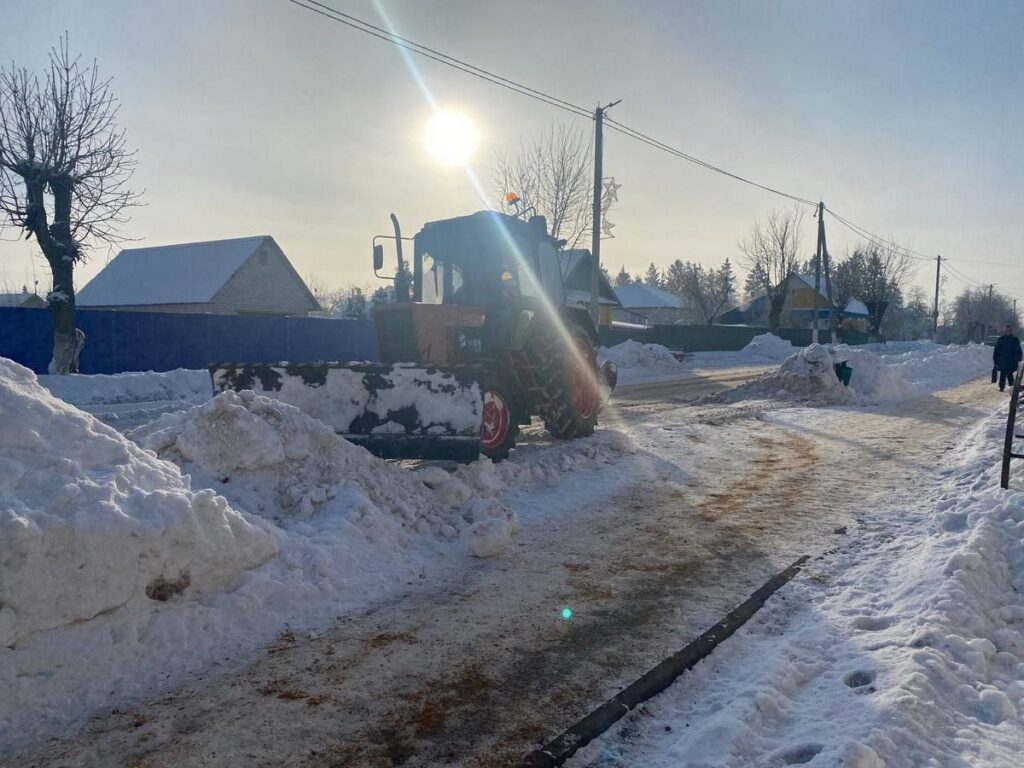 Техника и люди борются со снегопадом и наледью: как Минщина расчищает улицы и дворы
