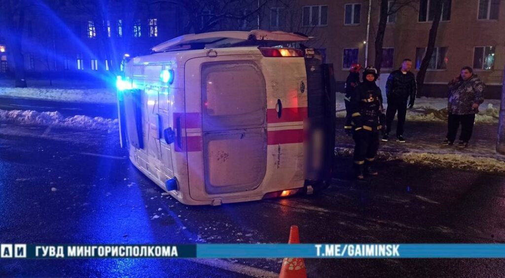 В Минске на перекрестке опрокинулась «скорая» — она столкнулась с легковушкой