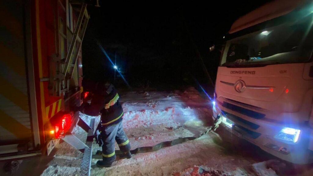 Гружёный Dongfeng застрял в сугробе в Боровлянах. На помощь прибыли ГАИ и МЧС